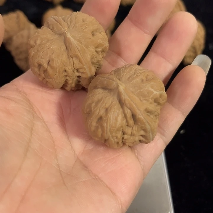 文玩核桃把件边37肚40左右瑕疵元宝，编号008