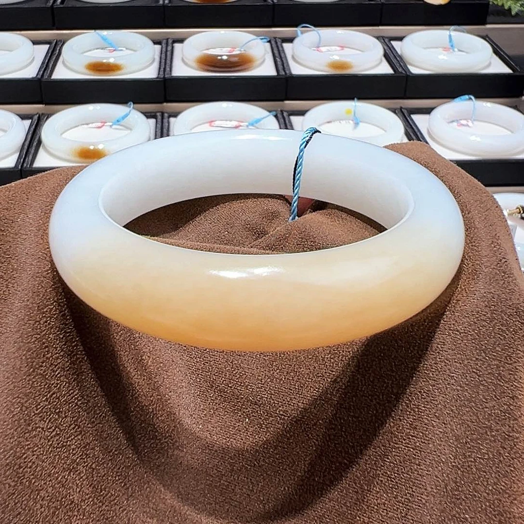 和田玉手镯未镶嵌