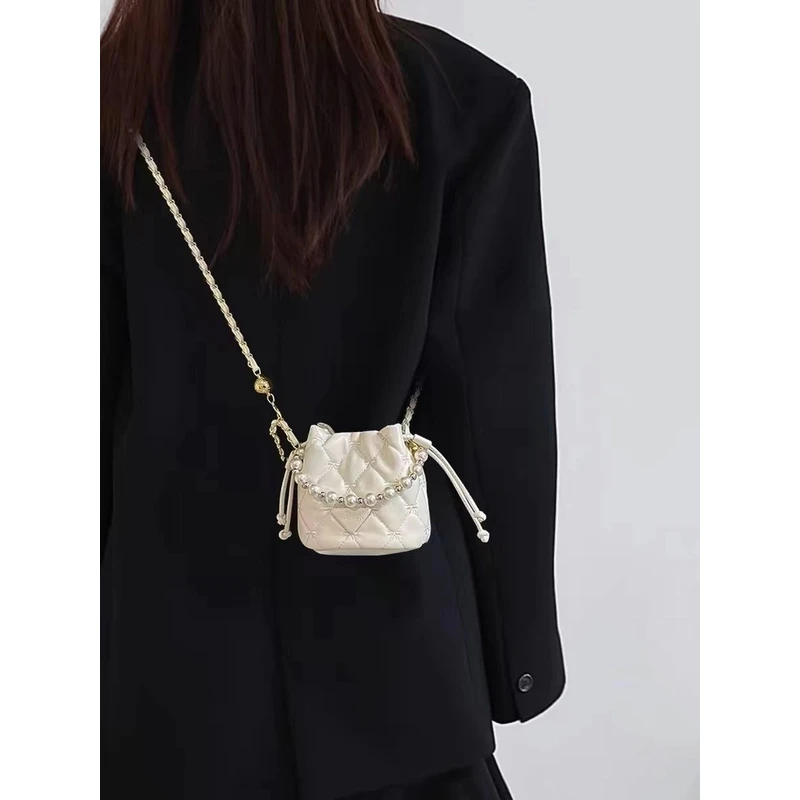 白色超火精致迷你水桶小包包女2025新款高级感小众链条斜跨小拎包