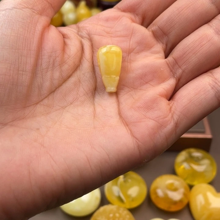 琥珀未镶嵌颈饰蜜蜡