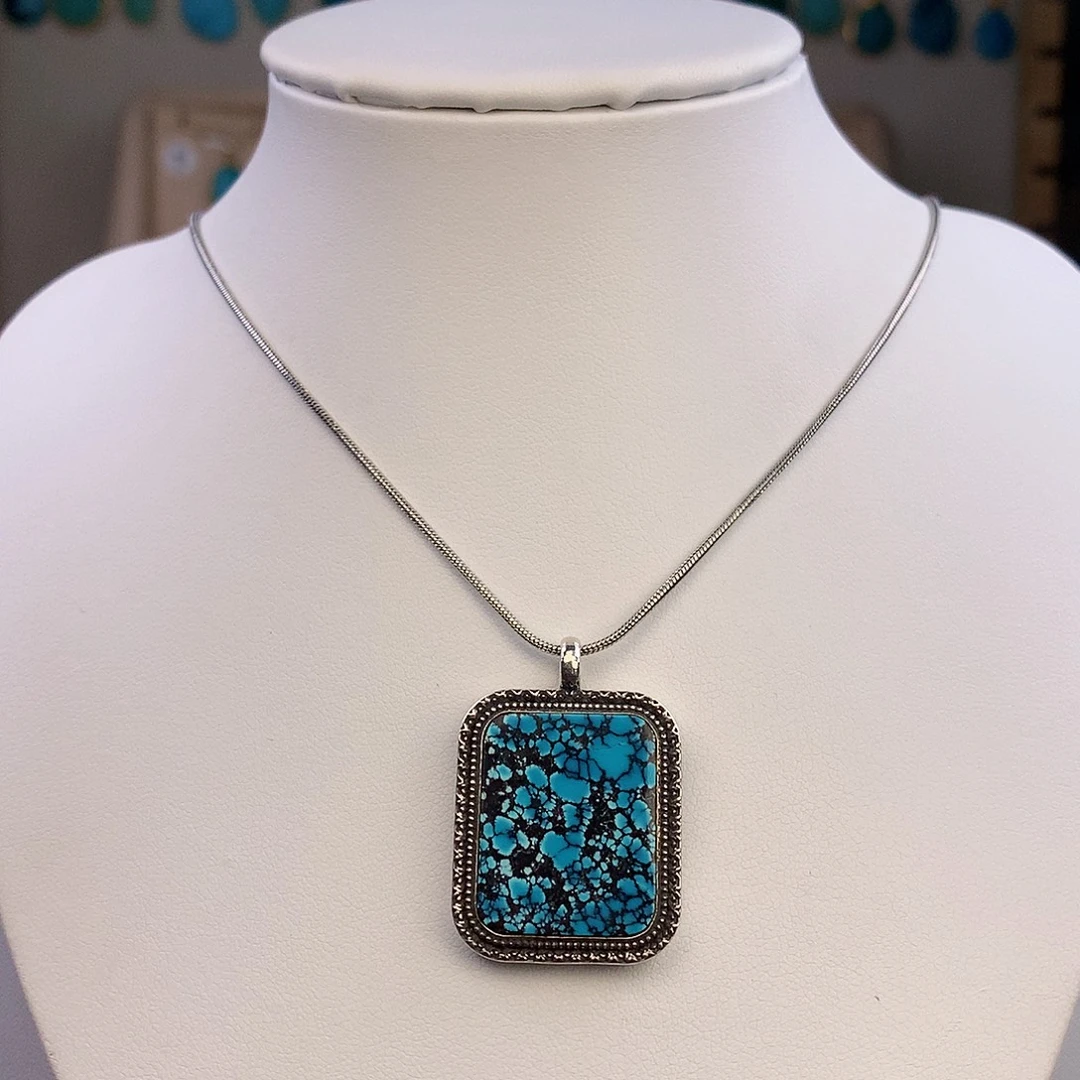 绿松石未镶嵌颈饰