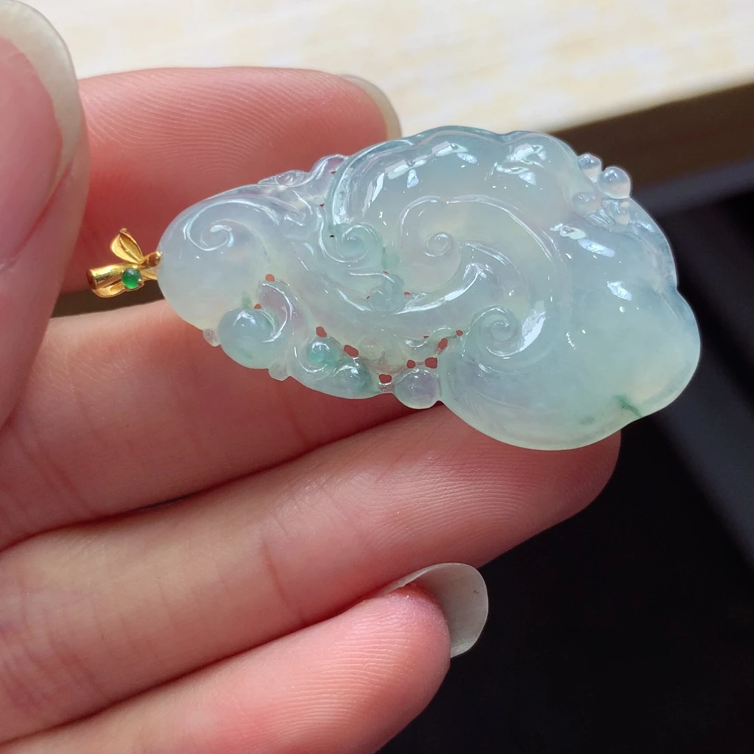 翡翠18K金镶嵌颈饰吊坠