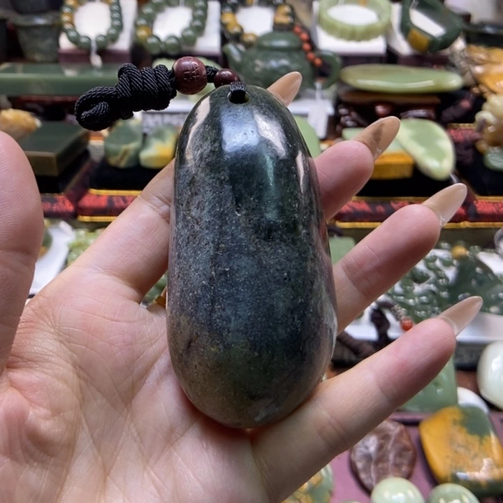 未镶嵌岫岩河磨玉（透闪石质玉）把件
