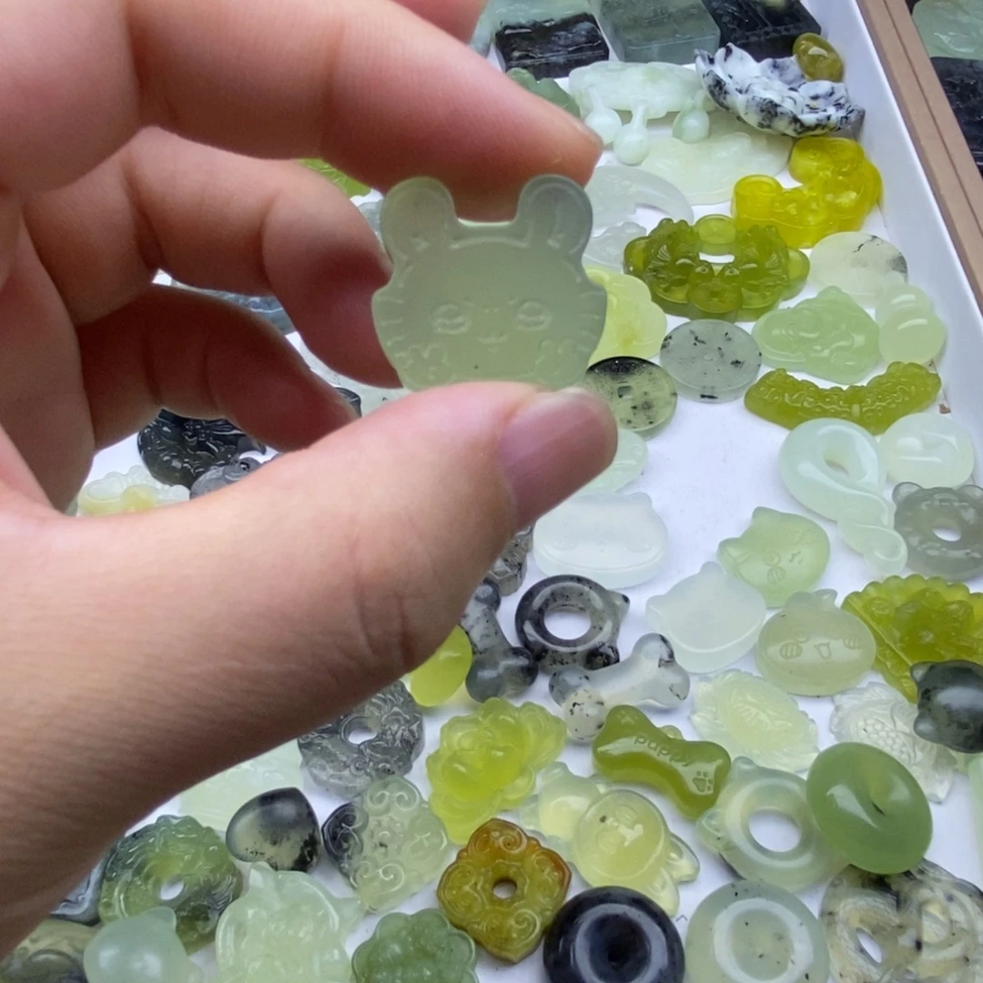 蛇纹石玉未镶嵌颈饰