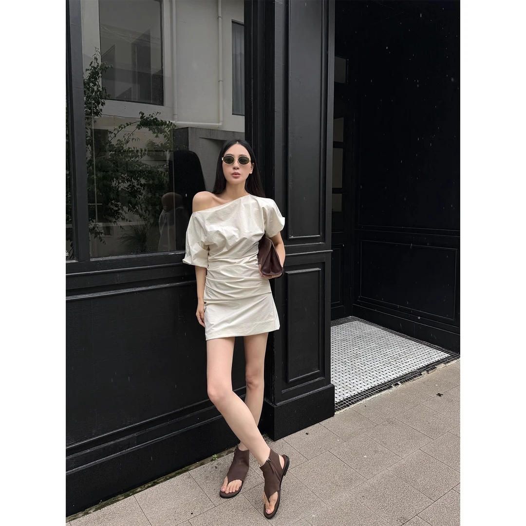 艺展缪斯裙米白色斜肩两穿露肩收腰连衣裙女夏短裙子