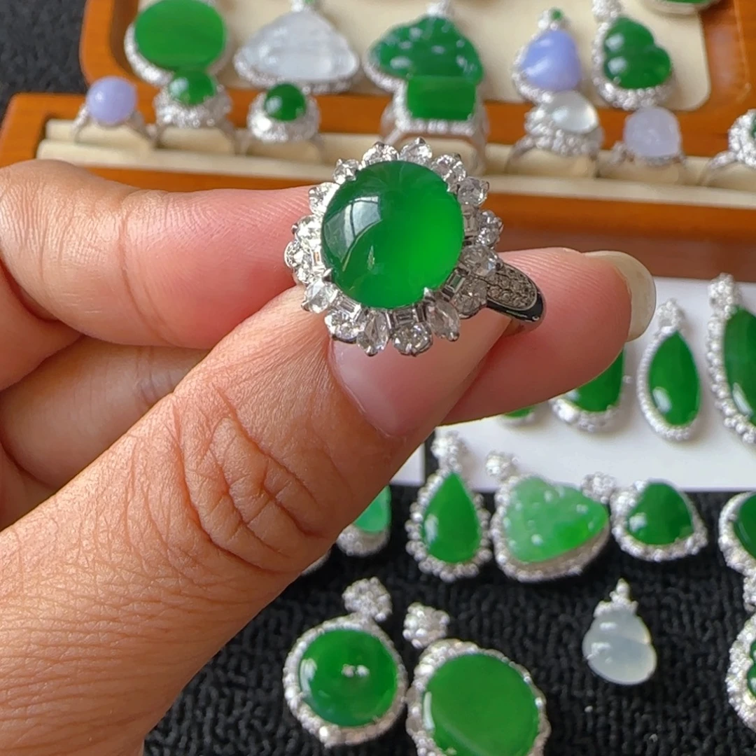 蒙***奇翡翠18K金镶嵌戒圈戒指