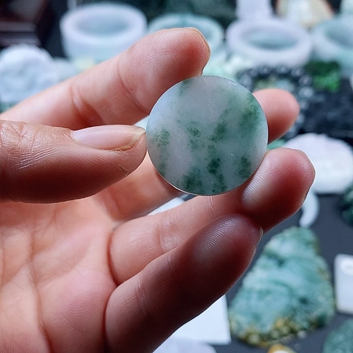 翡翠挂件未镶嵌翡翠