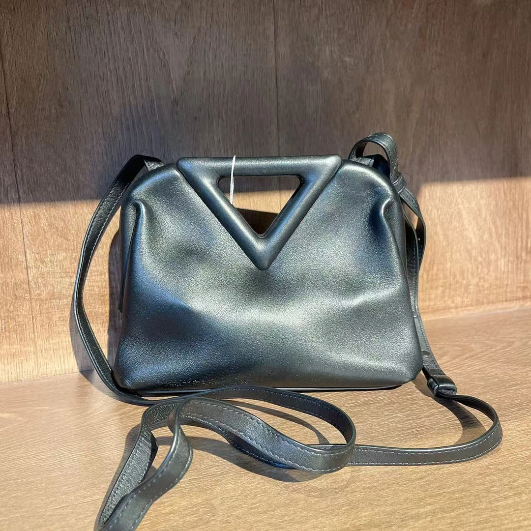 95新 LOEWE/罗意威 罗意威全皮三角斜挎包小号黑色ZY02