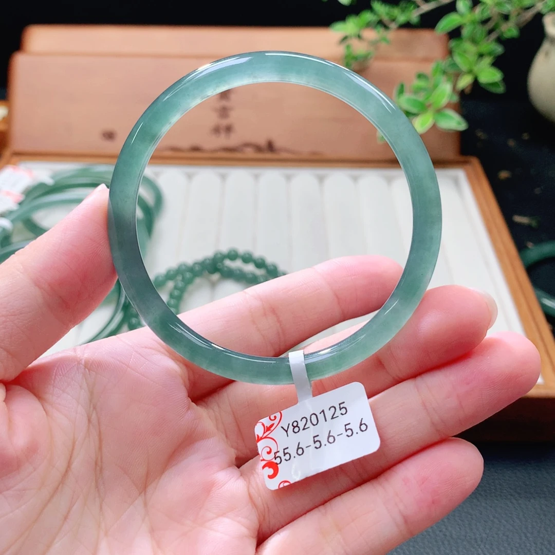 翡翠未镶嵌手镯（圆镯）