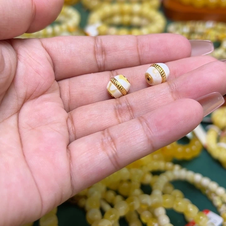 蜜蜡未镶嵌珠宝奇石多样性发其一