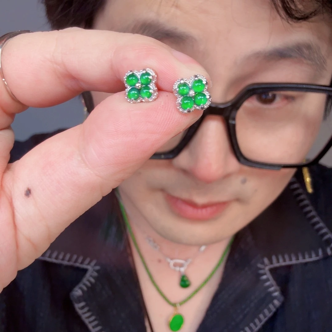 翡翠未镶嵌颈饰一对