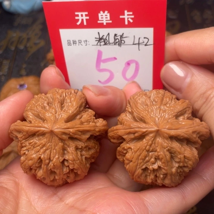 吊坠桃核文玩了吗