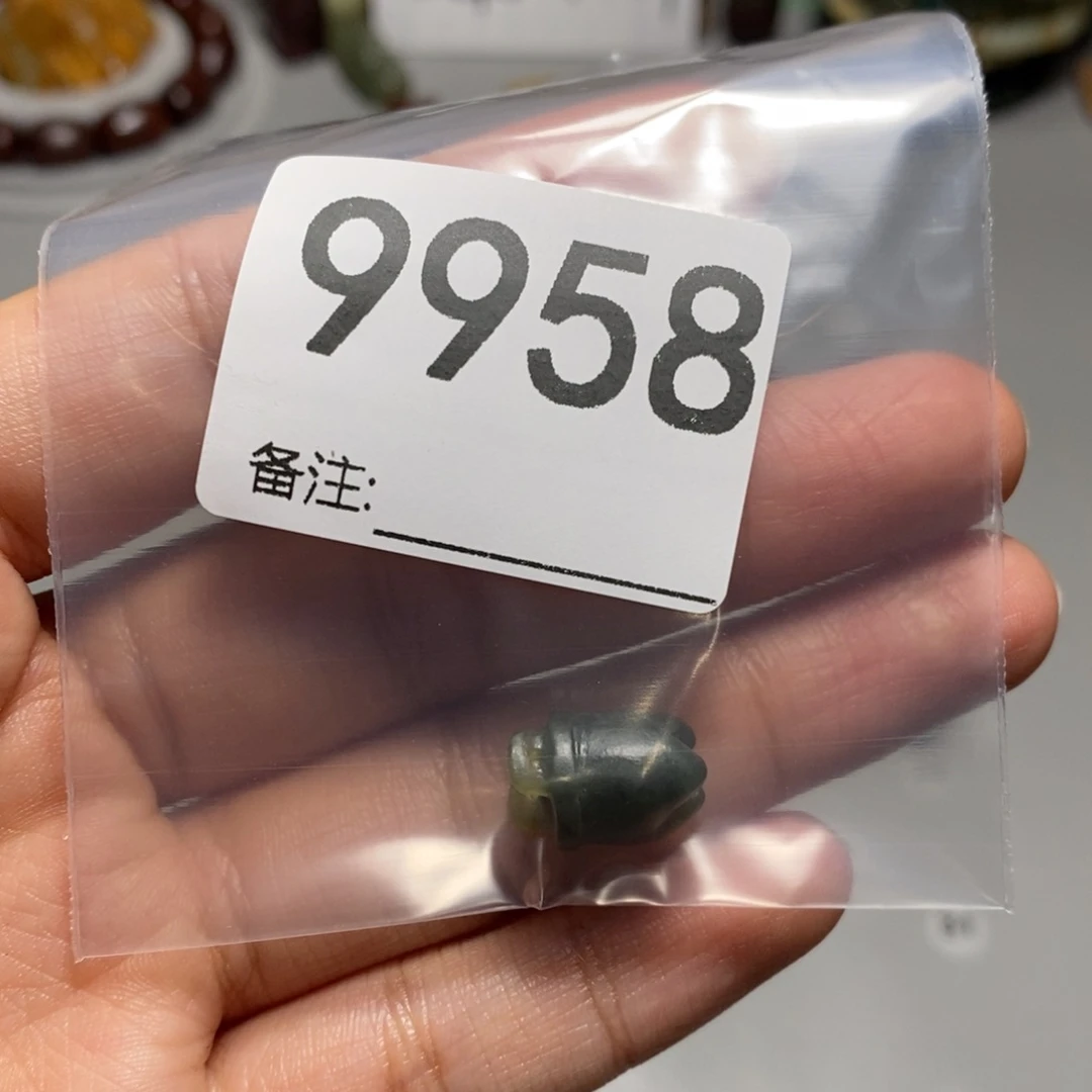 颈饰未镶嵌岫岩河磨玉（透闪石质玉）思*