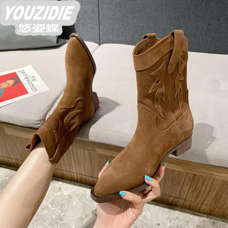 今年流行的靴子女2025新款早秋轻奢尖头粗跟V口刺绣西部牛仔短靴
