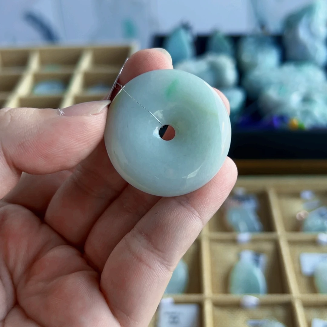 翡翠未镶嵌颈饰平安扣