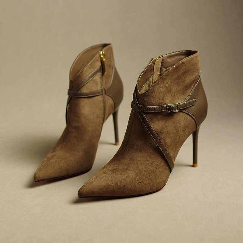 【万达撤柜】V口卡其色短靴女2023新款尖头细跟拼接皮带扣冬季高