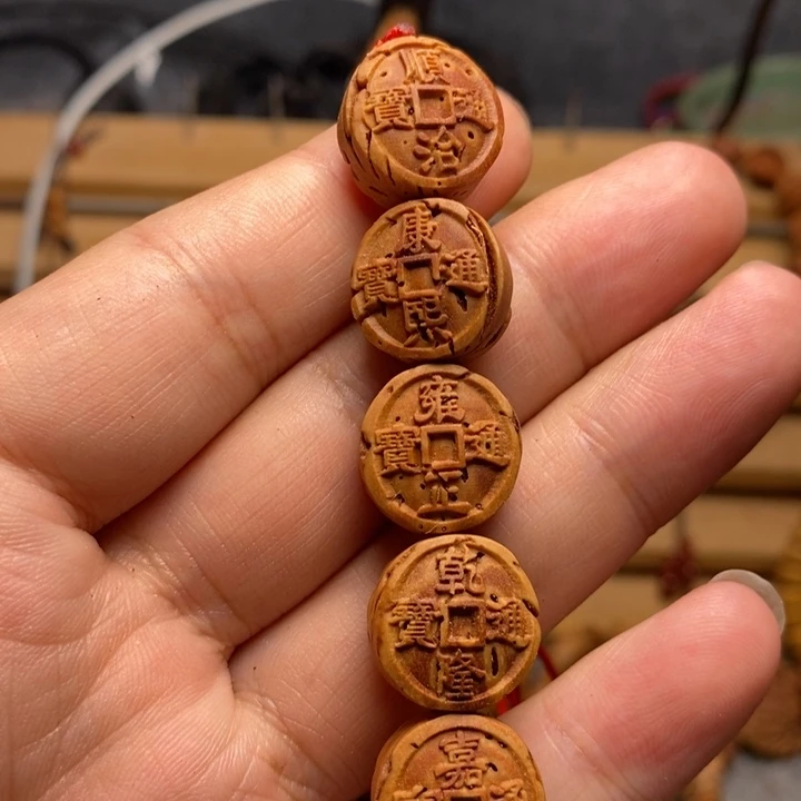 桃核雕刻五帝钱手串
