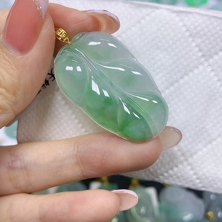 颈饰18K金镶嵌翡翠挂件