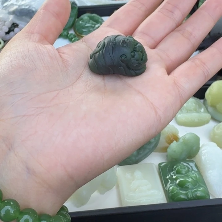 飞***r颈饰未镶嵌和田玉