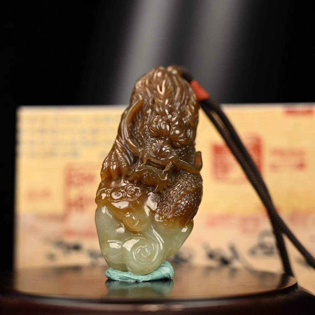 Lot8825 2511170043和田玉且末糖龙腾盛世手把件/保利