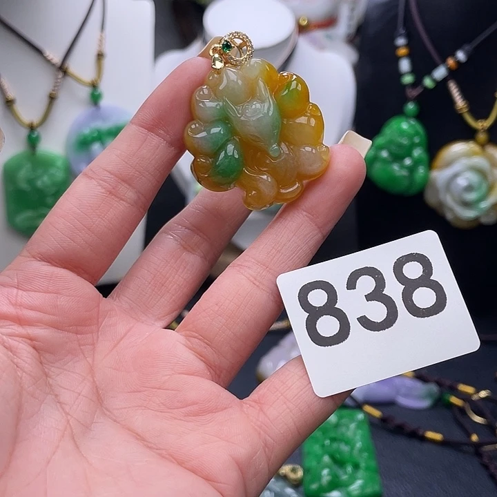 翡翠未镶嵌吊坠(赠链)