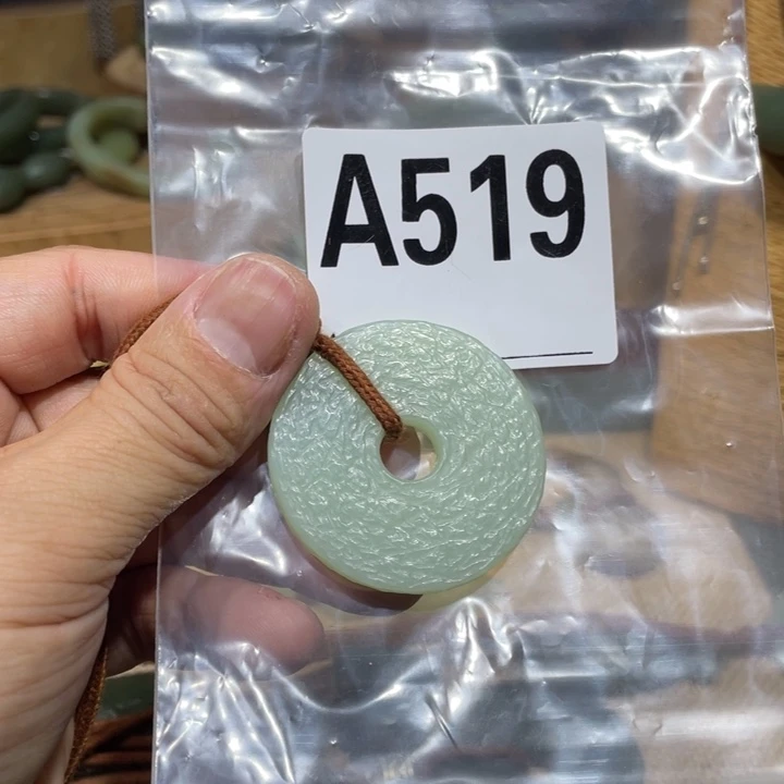 蛇纹石玉颈饰未镶嵌好*