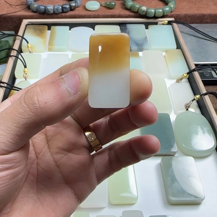 和田玉颈饰未镶嵌高*猫