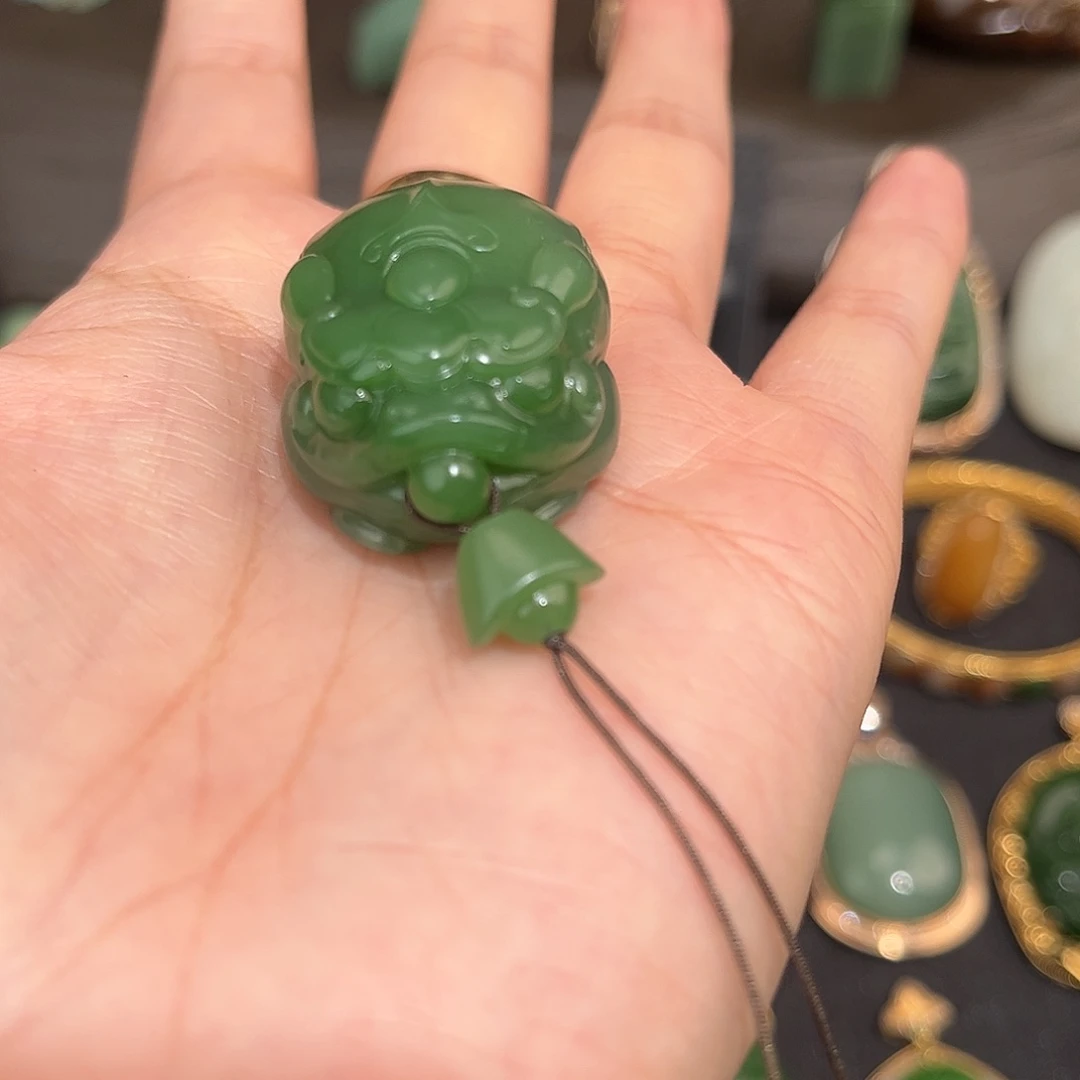 颈饰未镶嵌和田玉（碧玉）俄碧 粉绿