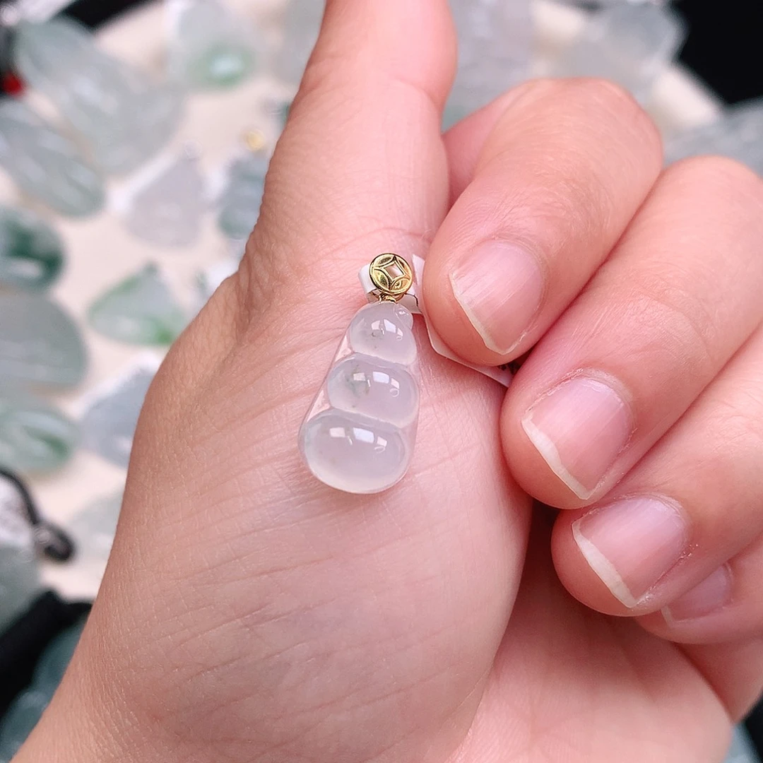 翡翠颈饰18K金镶嵌冰胶飘绿小豆17*10*5.6