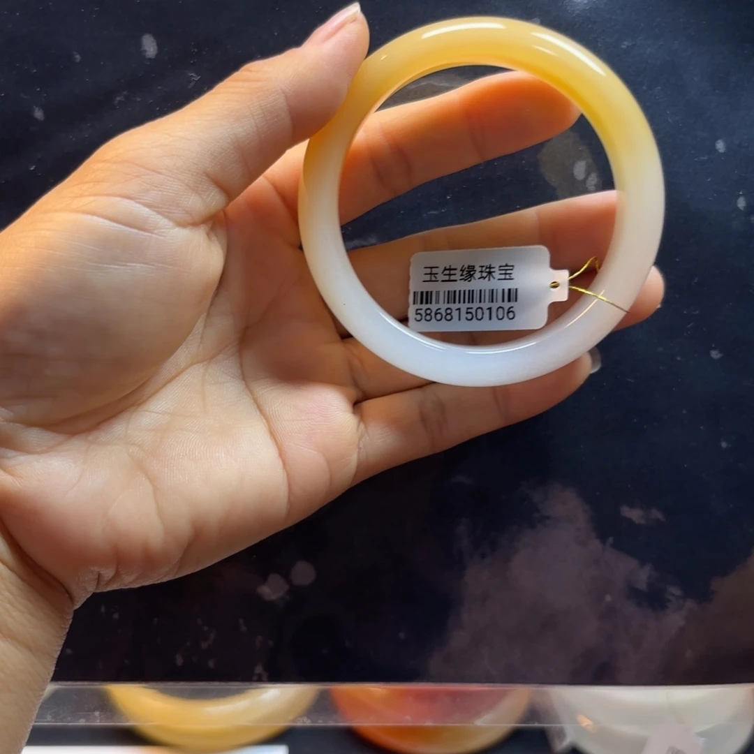 燕***子石英质玉（黄龙玉）未镶嵌手镯