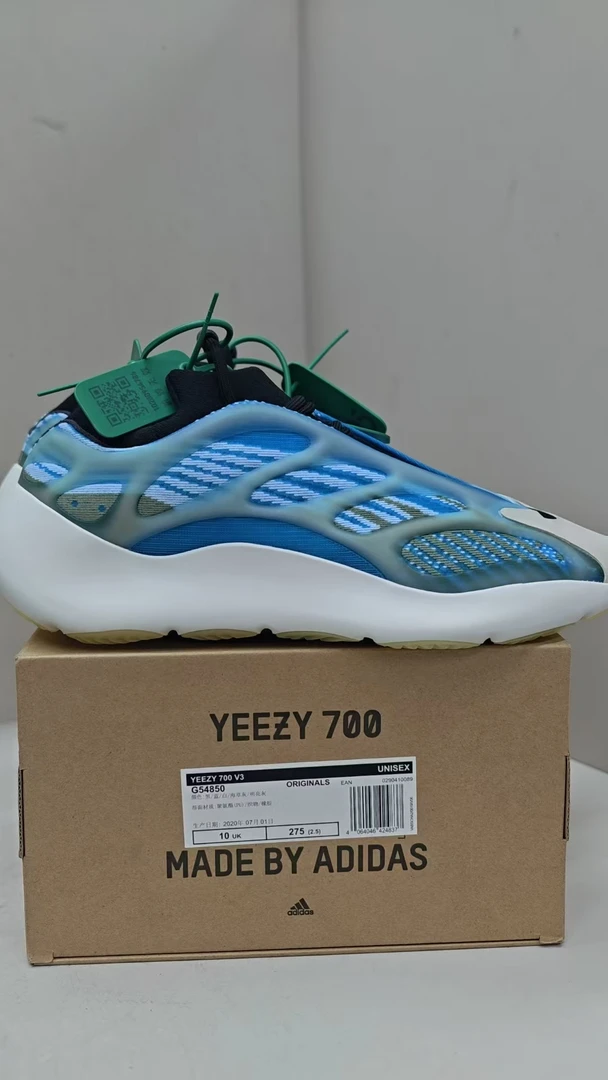 阿迪达斯 椰子700 v3 44.5码全新原盒10月4