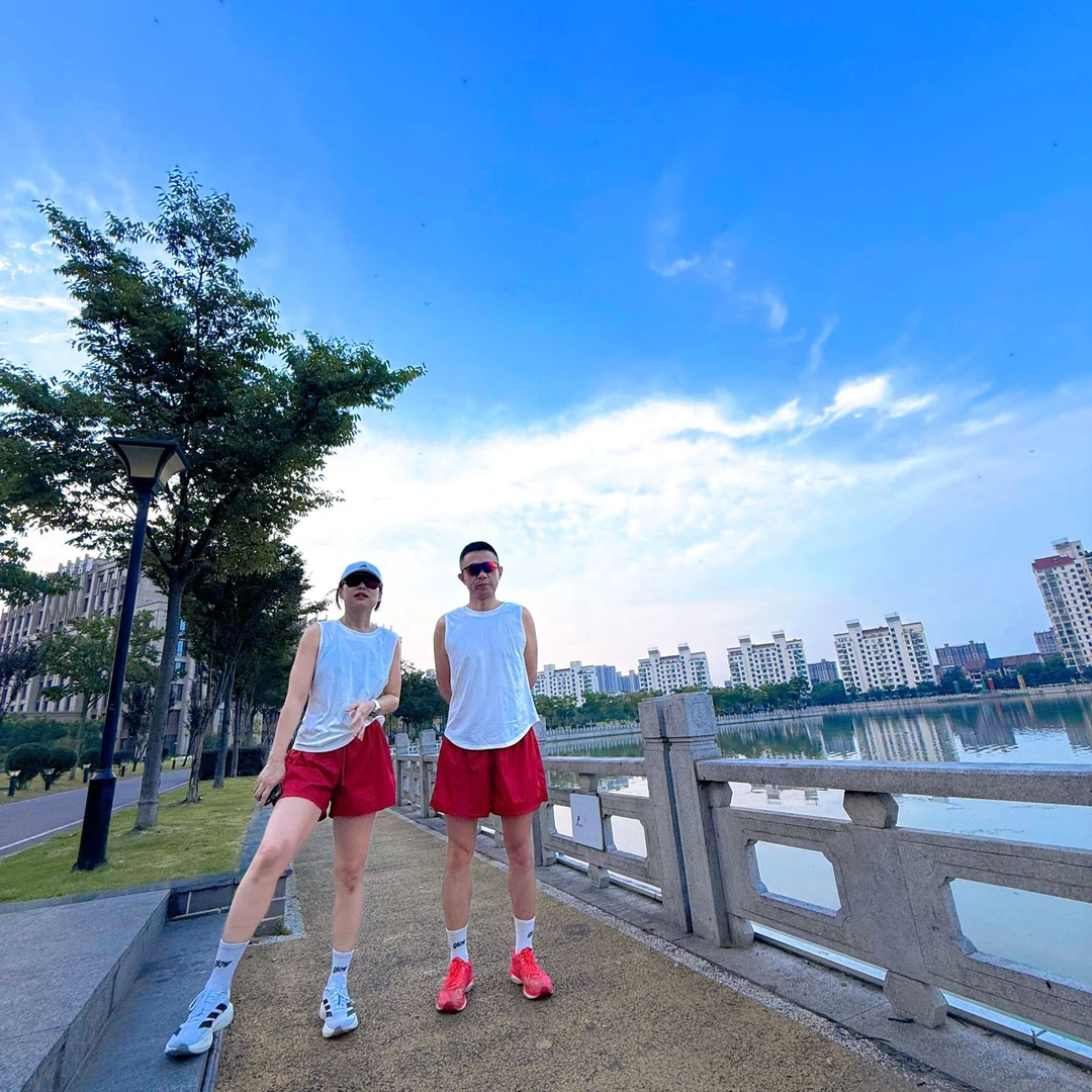 时尚百搭薄款短裤热裤休闲红色宽松女款夏季运动情侣户外