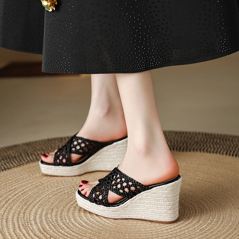 小个子增高8.5cm~厚底编织凉拖鞋女夏外穿高级感配裙子坡跟一字拖