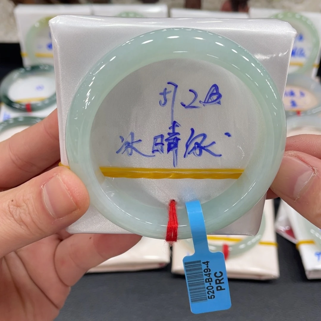 翡翠手镯未镶嵌翡翠