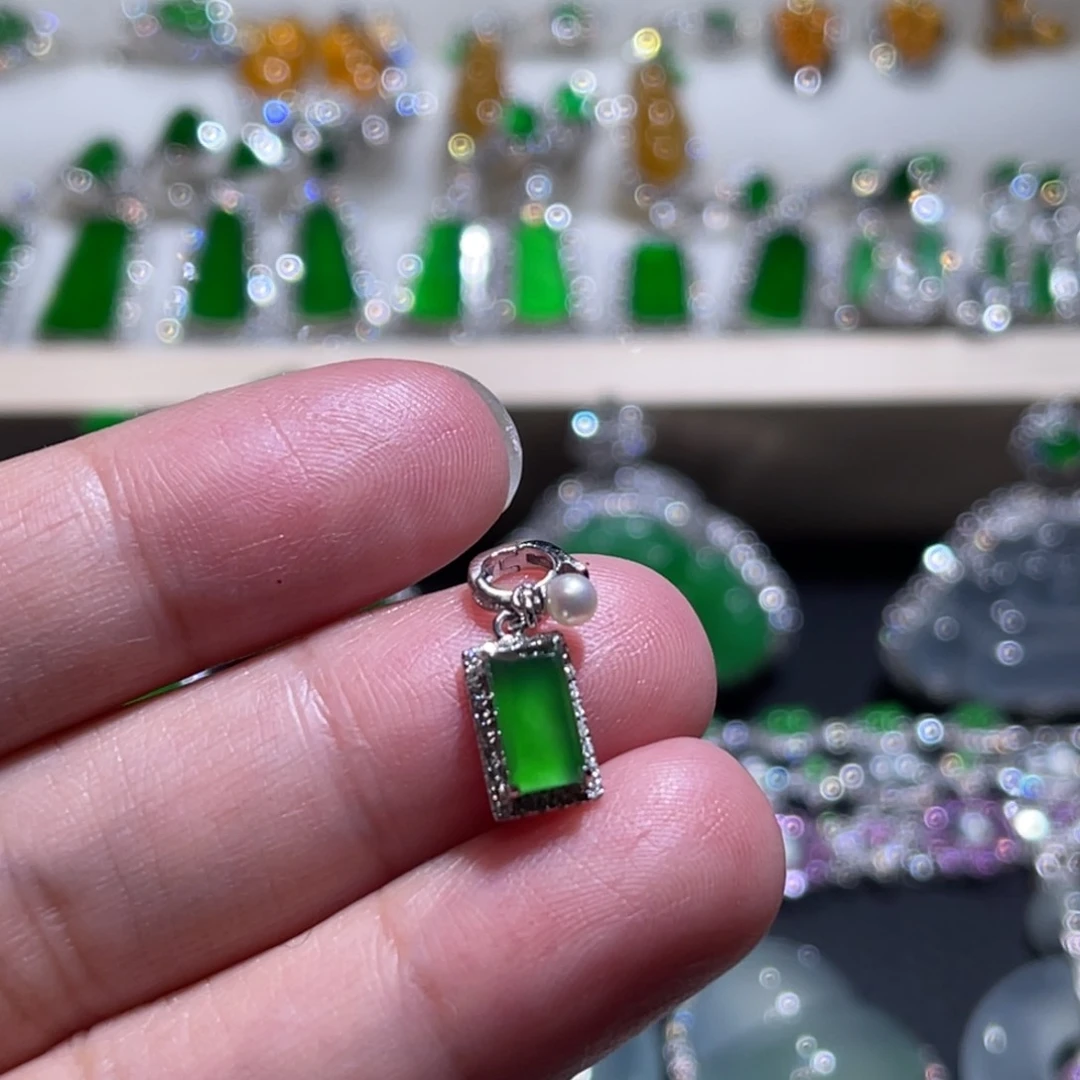 翡翠吊坠(不含链)18K金镶嵌