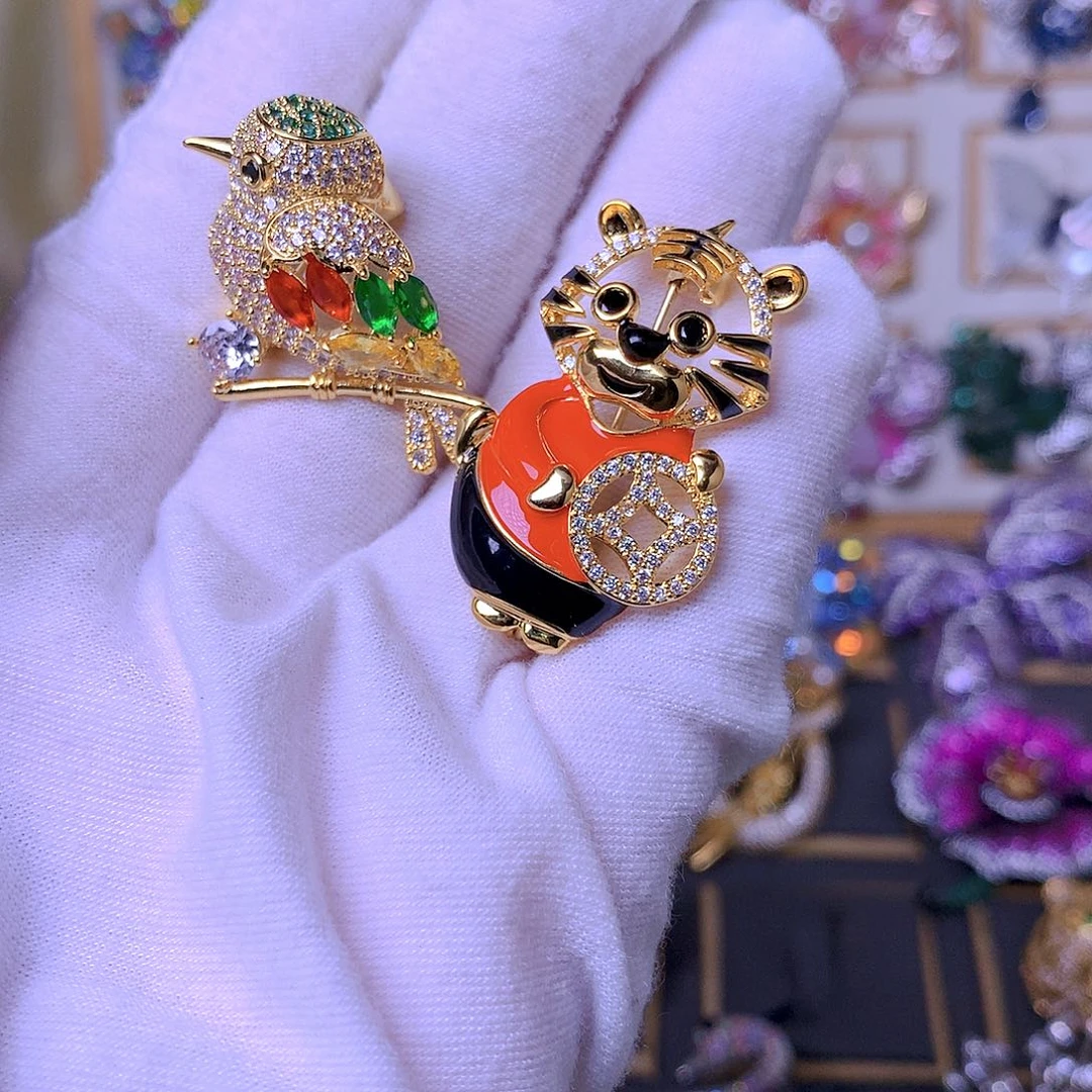 合成立方氧化锆铜胸针胸花