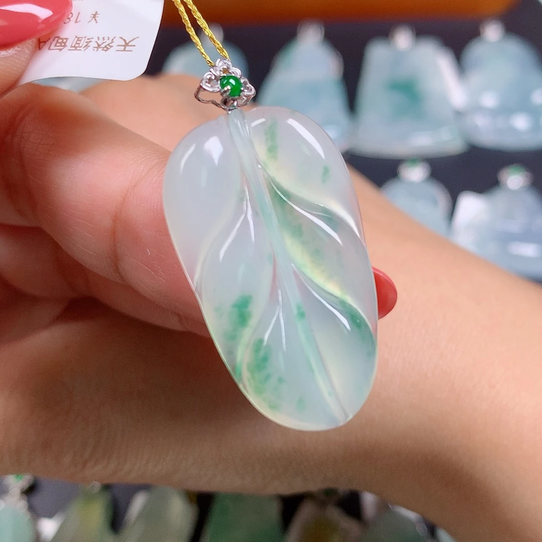 颈饰18K金镶嵌翡翠叶子