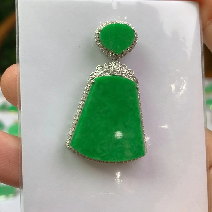 翡翠18K金镶嵌颈饰翡翠吊坠