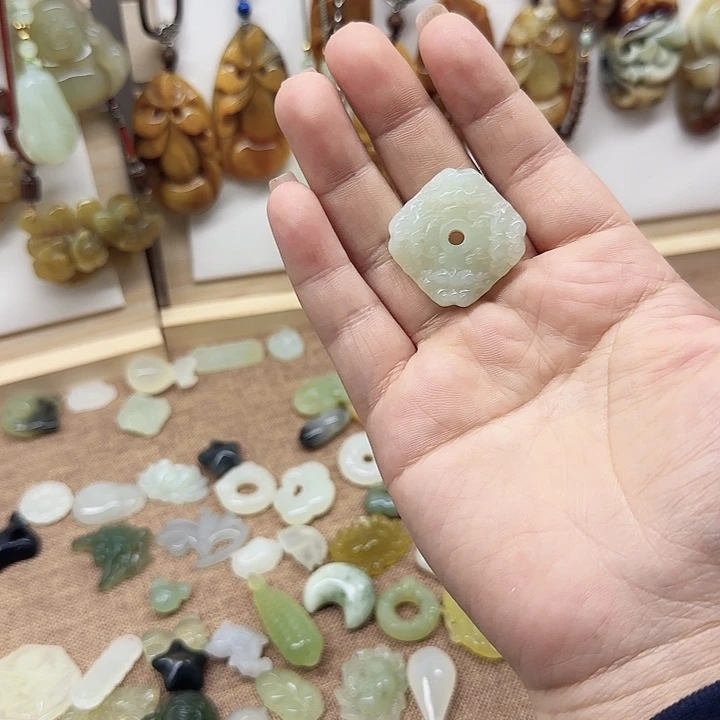 岫玉合金颈饰四方口