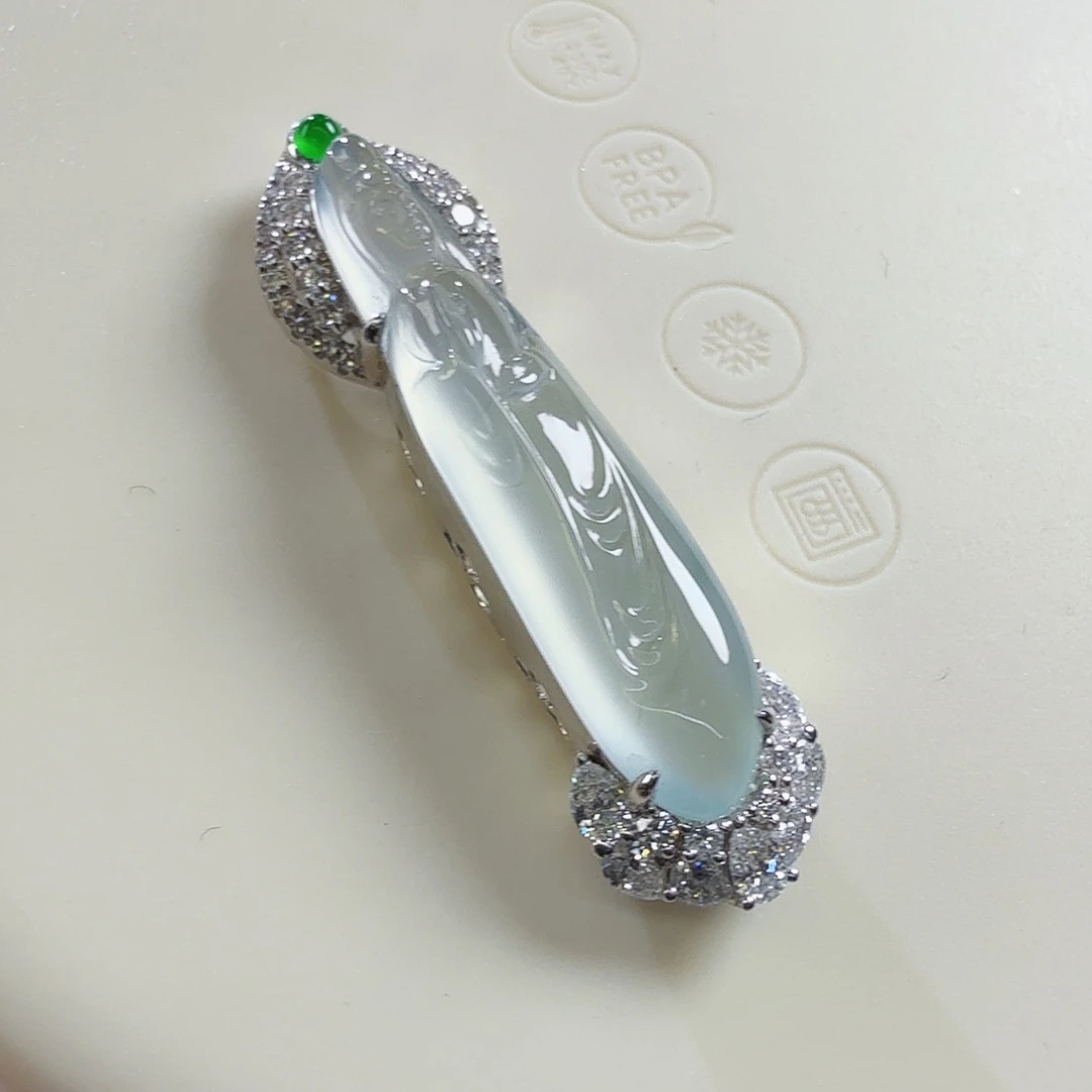 翡翠18K金镶嵌颈饰素衣观音