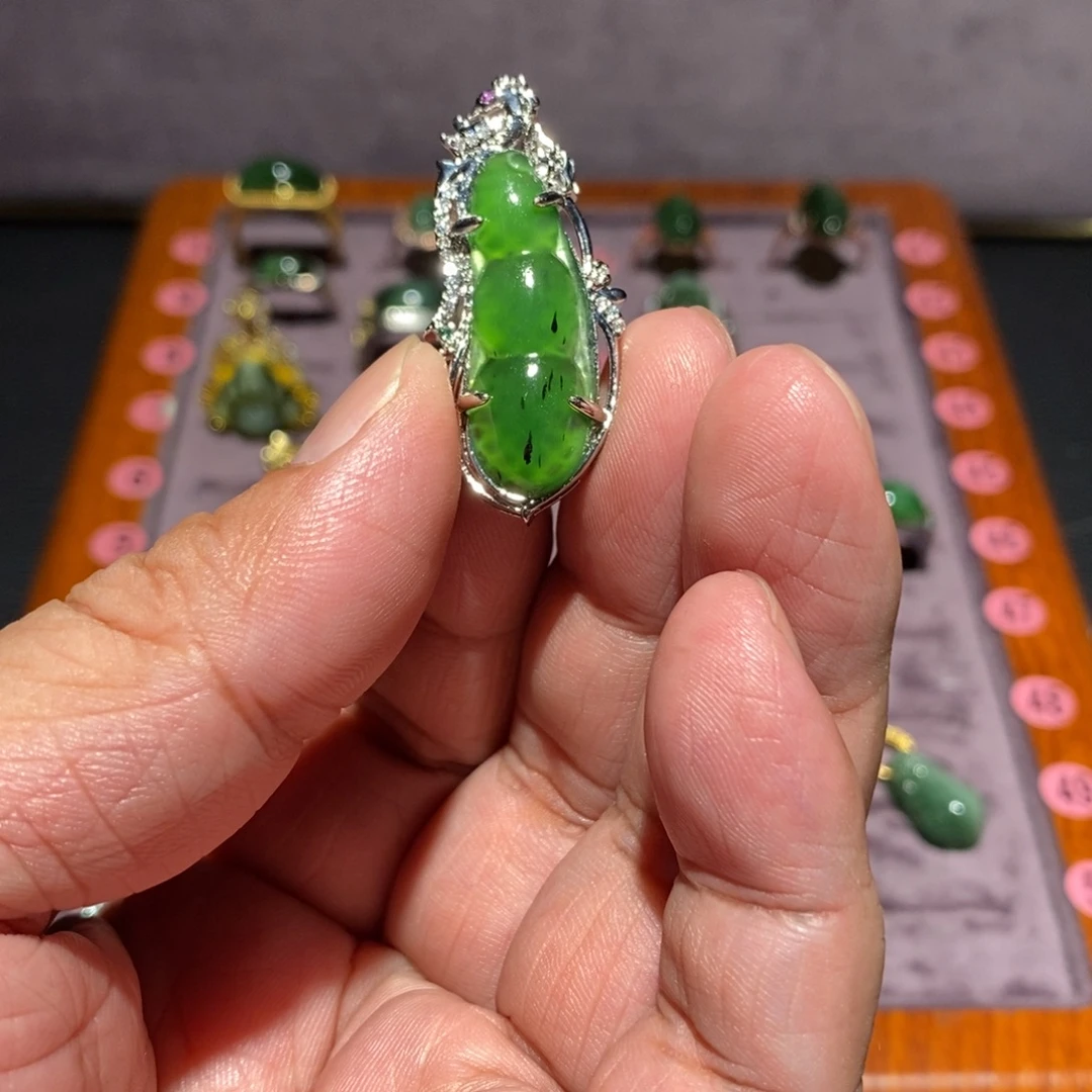 自***书和田玉未镶嵌戒指