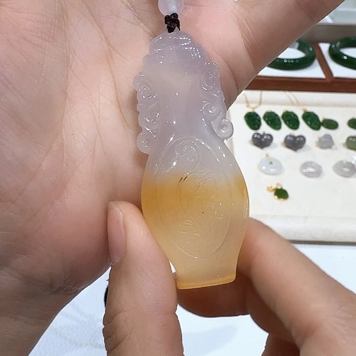 石英质玉合金颈饰