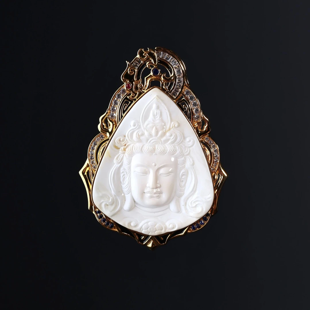 金钻镶嵌漆白蜜蜡吊坠