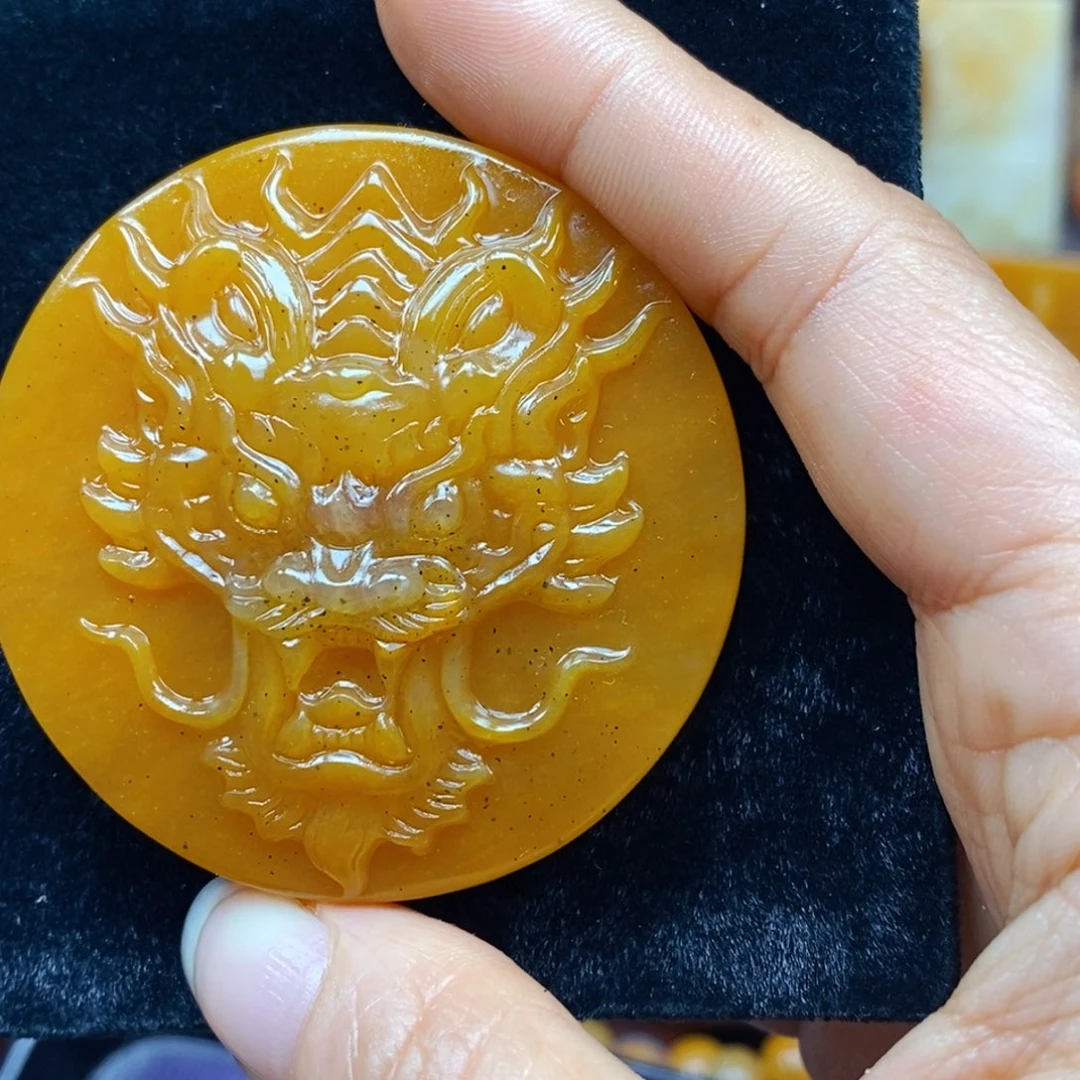 未镶嵌石英质玉（黄龙玉）颈饰