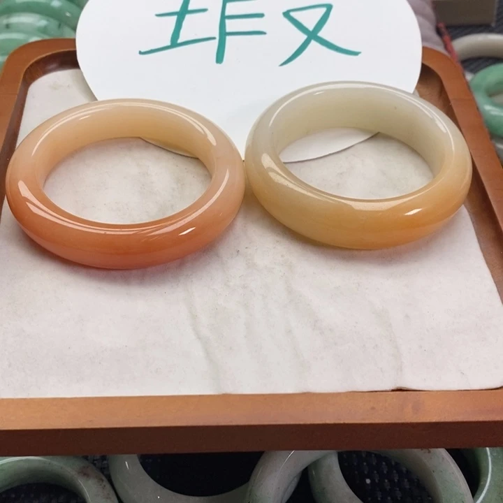 王***子石英质玉未镶嵌手镯