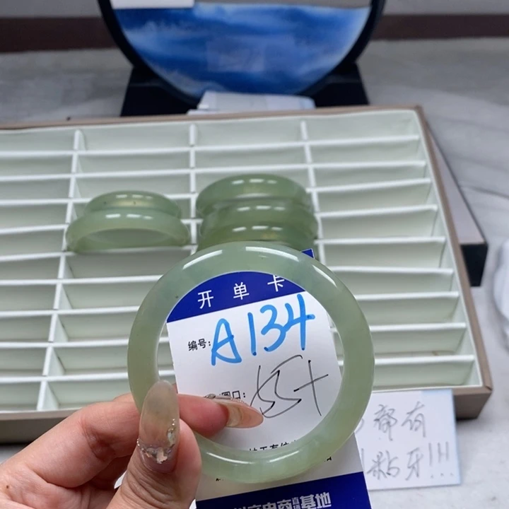 蛇纹石玉手镯未镶嵌