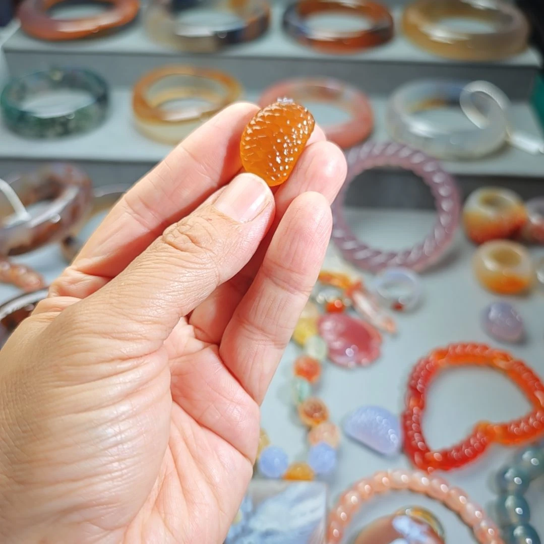 V***n玛瑙/玉髓未镶嵌颈饰