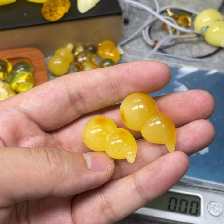 韦****琥珀未镶嵌珠宝奇石