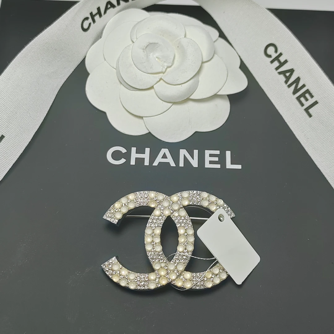 99新 Chanel/香奈儿 经典双C时尚珍珠满钻胸针AV0071