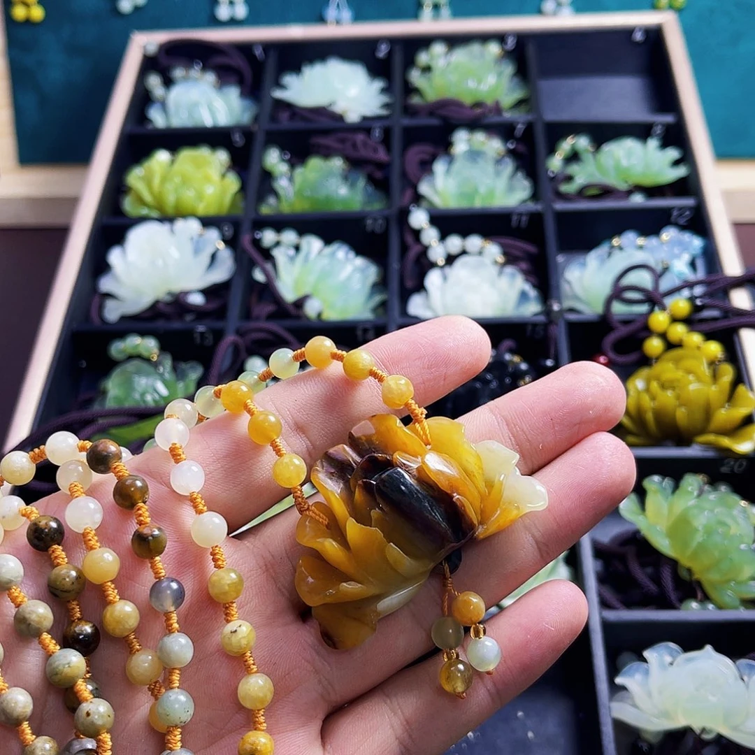 胡***妮未镶嵌蛇纹石玉颈饰
